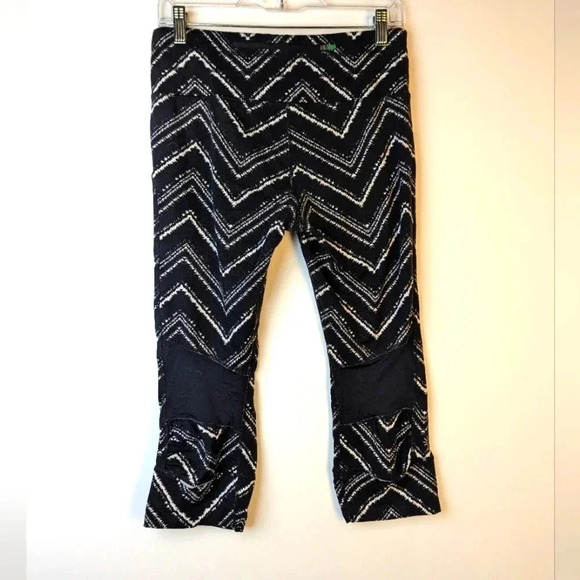 Athleta Zig Zag Relay Capri Leggings - Medium - Picture 3 of 10